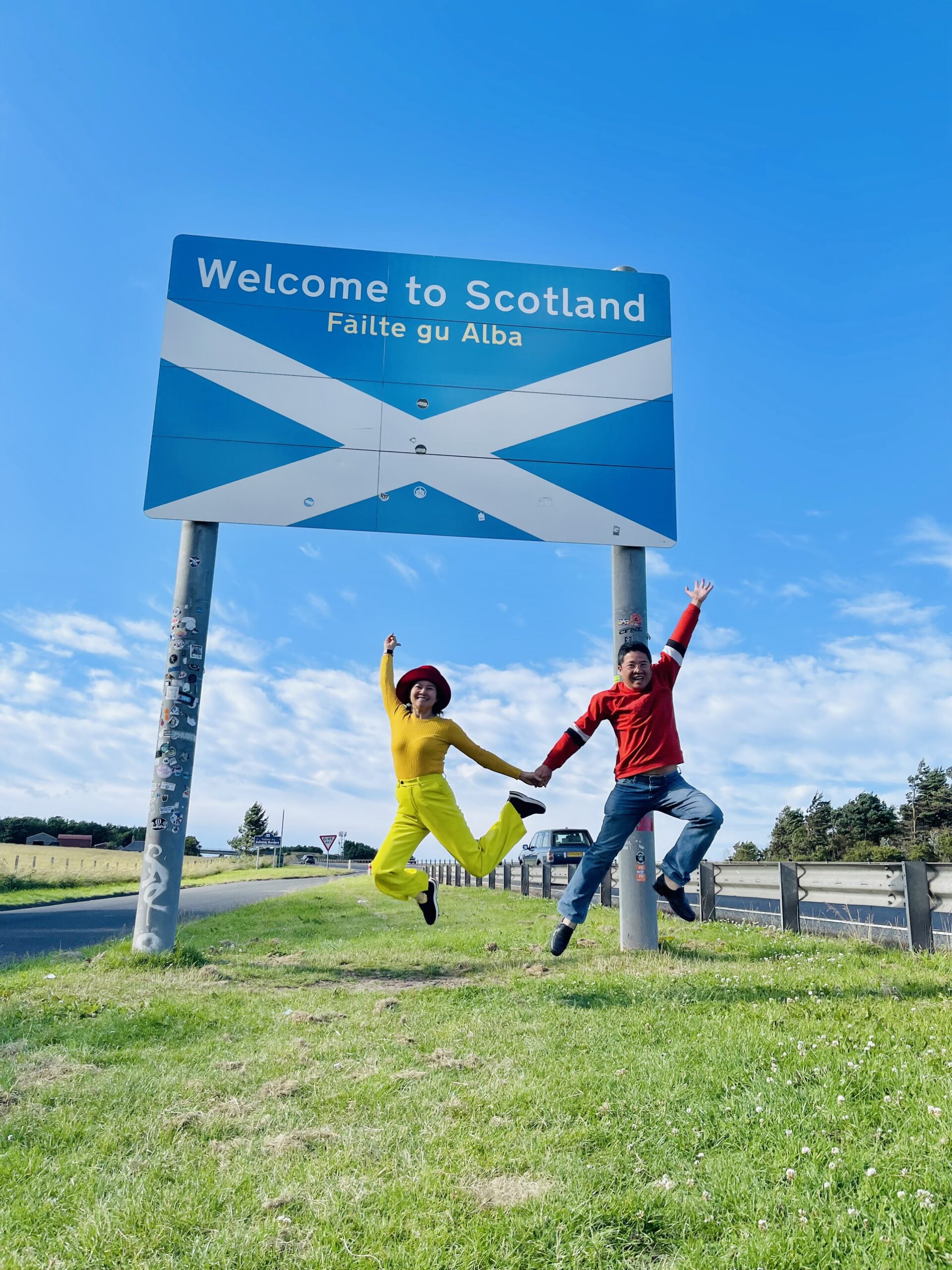 Scotland: Scotland là nơi tuyệt vời để tham quan và khám phá với những vùng đất chưa bị ảnh hưởng từ cuộc cách mạng công nghiệp. Với vẻ đẹp tự nhiên đồng quê, Scotland tự hào với rừng cây xanh tái tê, những thác nước đẹp mê hồn, những lâu đài và những chùa độc đáo. Hãy khám phá Scotland và tìm thấy sự yên bình với thiên nhiên của nó.