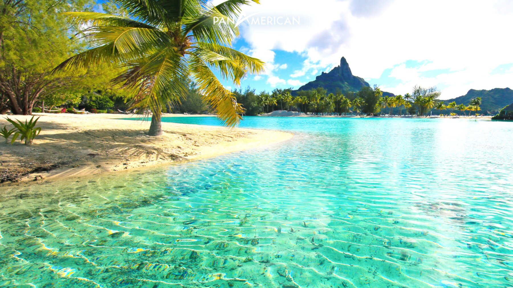 Làn nước xanh trong như ngọc của đảo Bora Bora