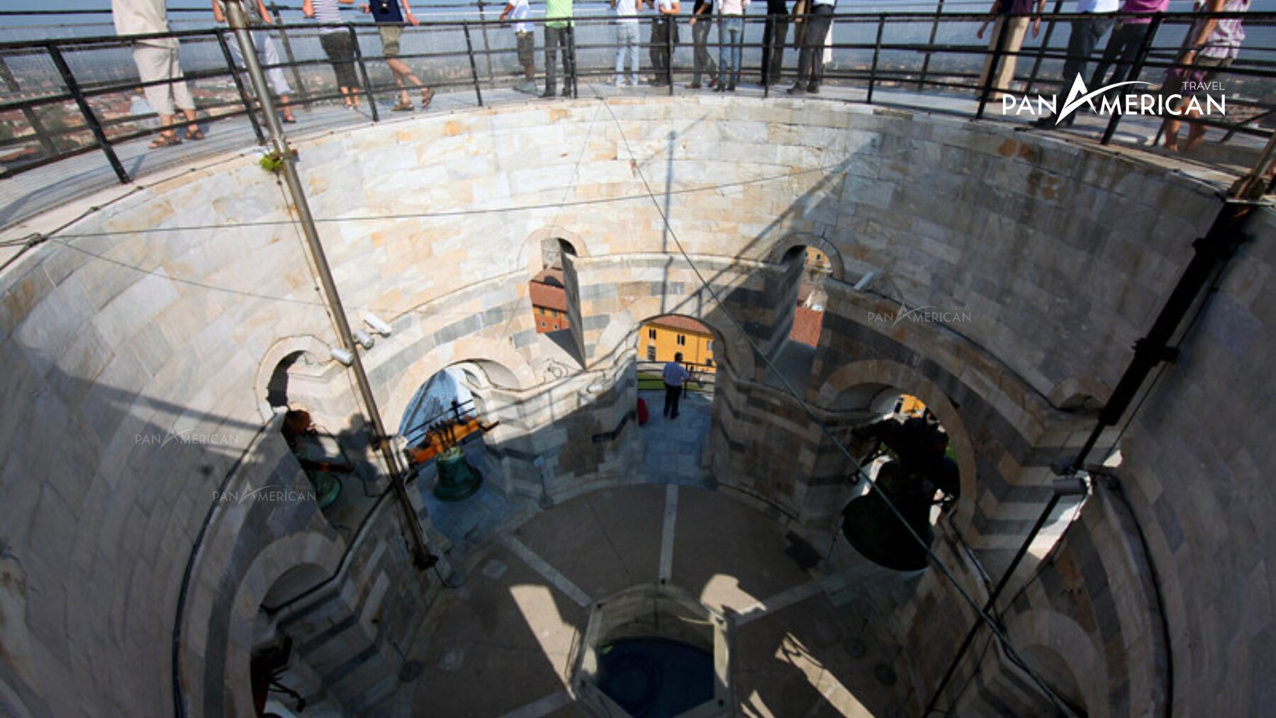 Du khách có thể thăm bên trong tháp nghiêng