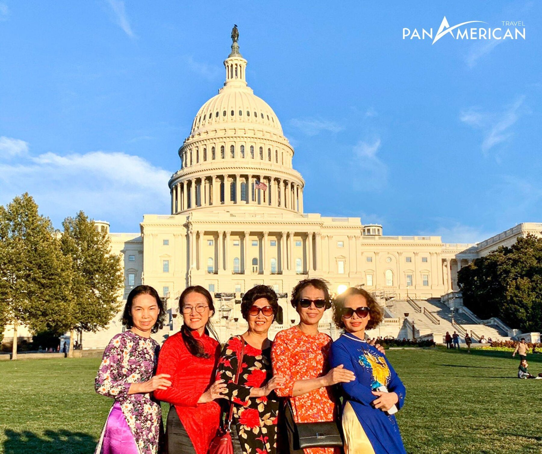 Khách du lịch của Pan American Travel chụp ảnh trước điện Capitol