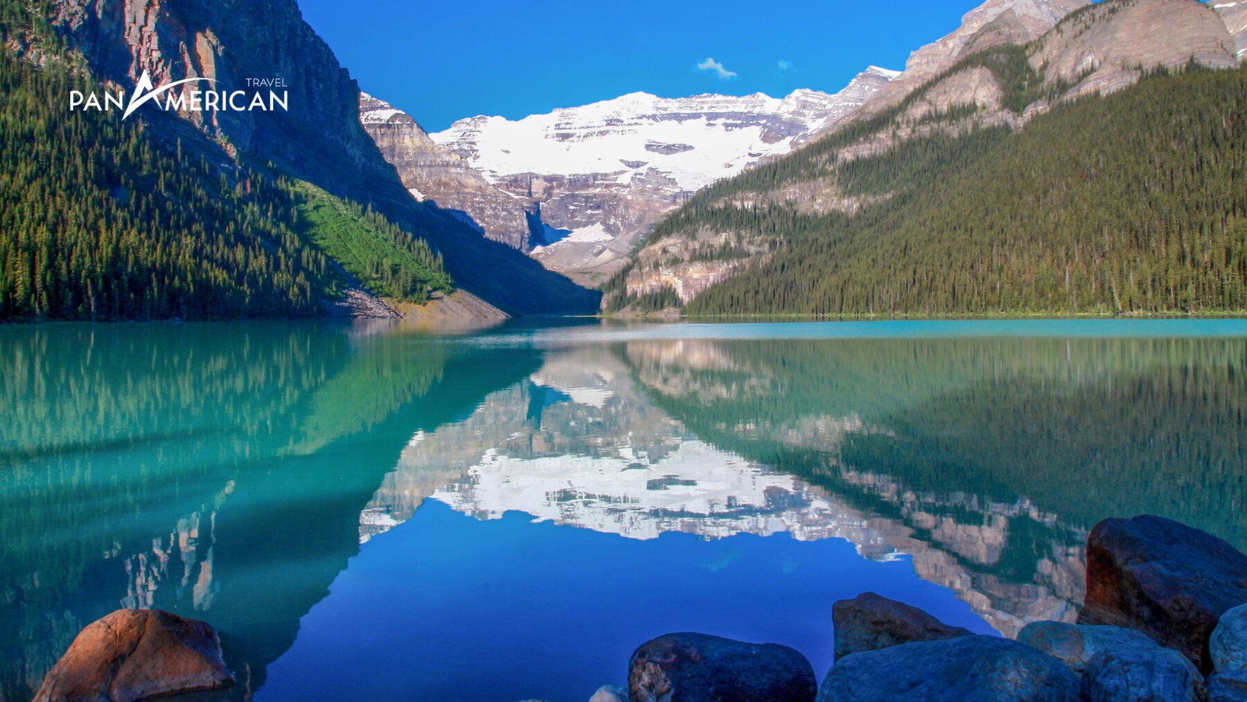 Nước xanh của hồ nước trong dãy Rocky Mountain