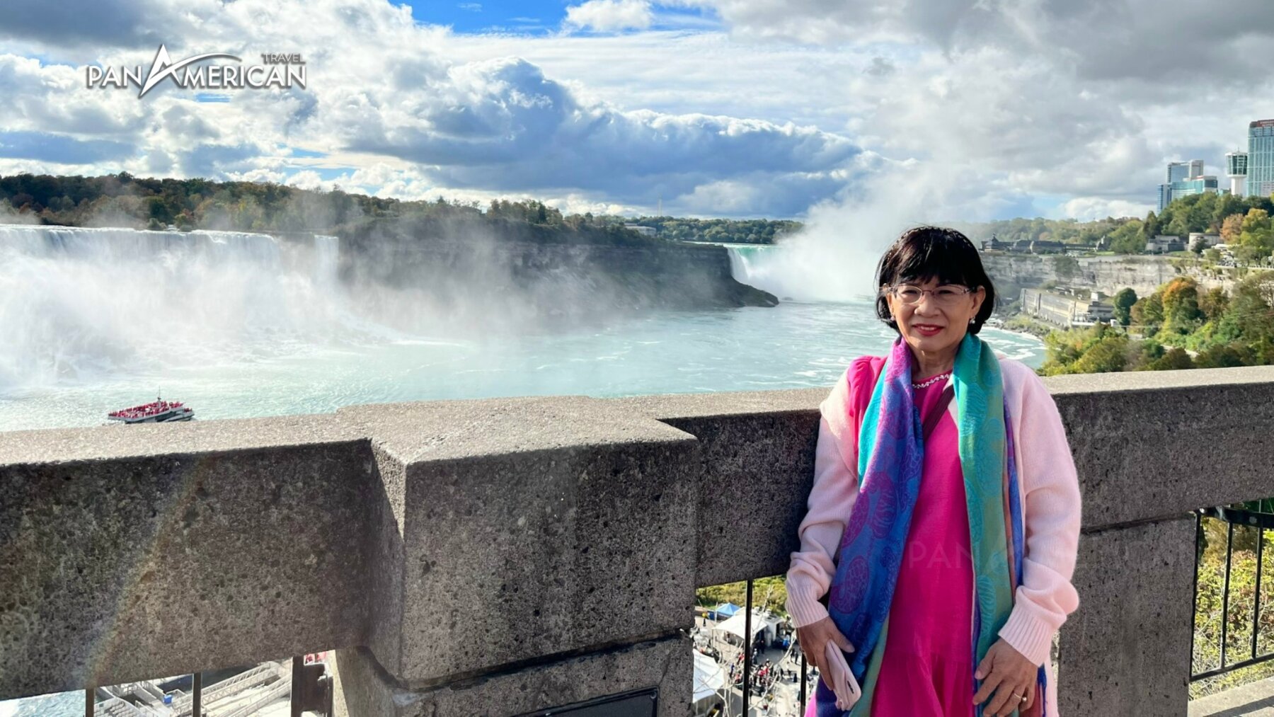 Khách hàng của Pan American Travel check in tại thác Niagara