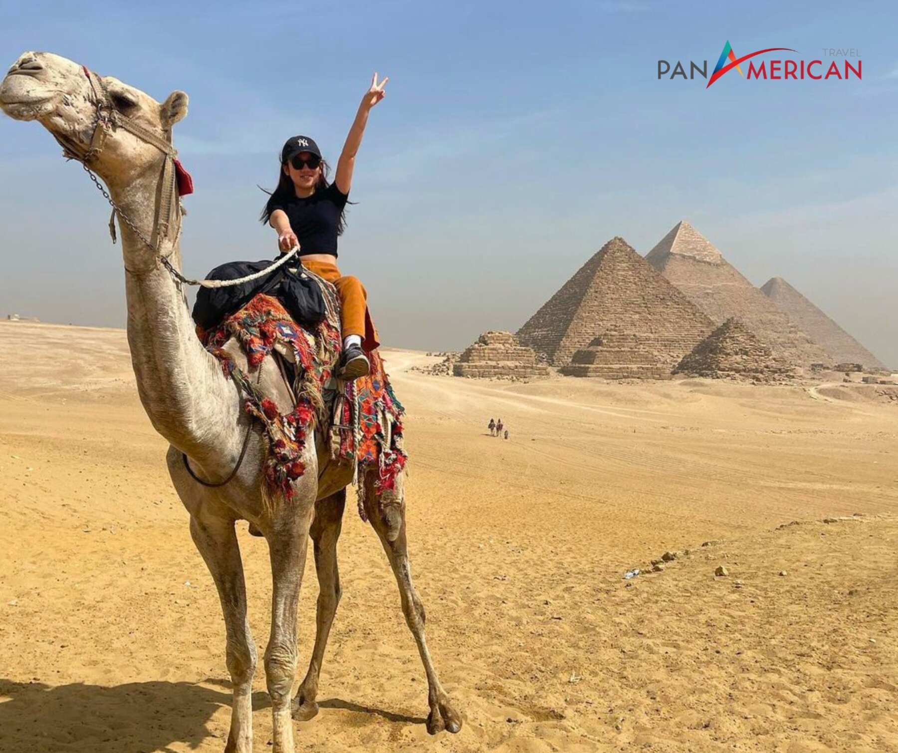 Khách hàng của PAN check in cùng lạc đà tại quần thể kim tự tháp Giza