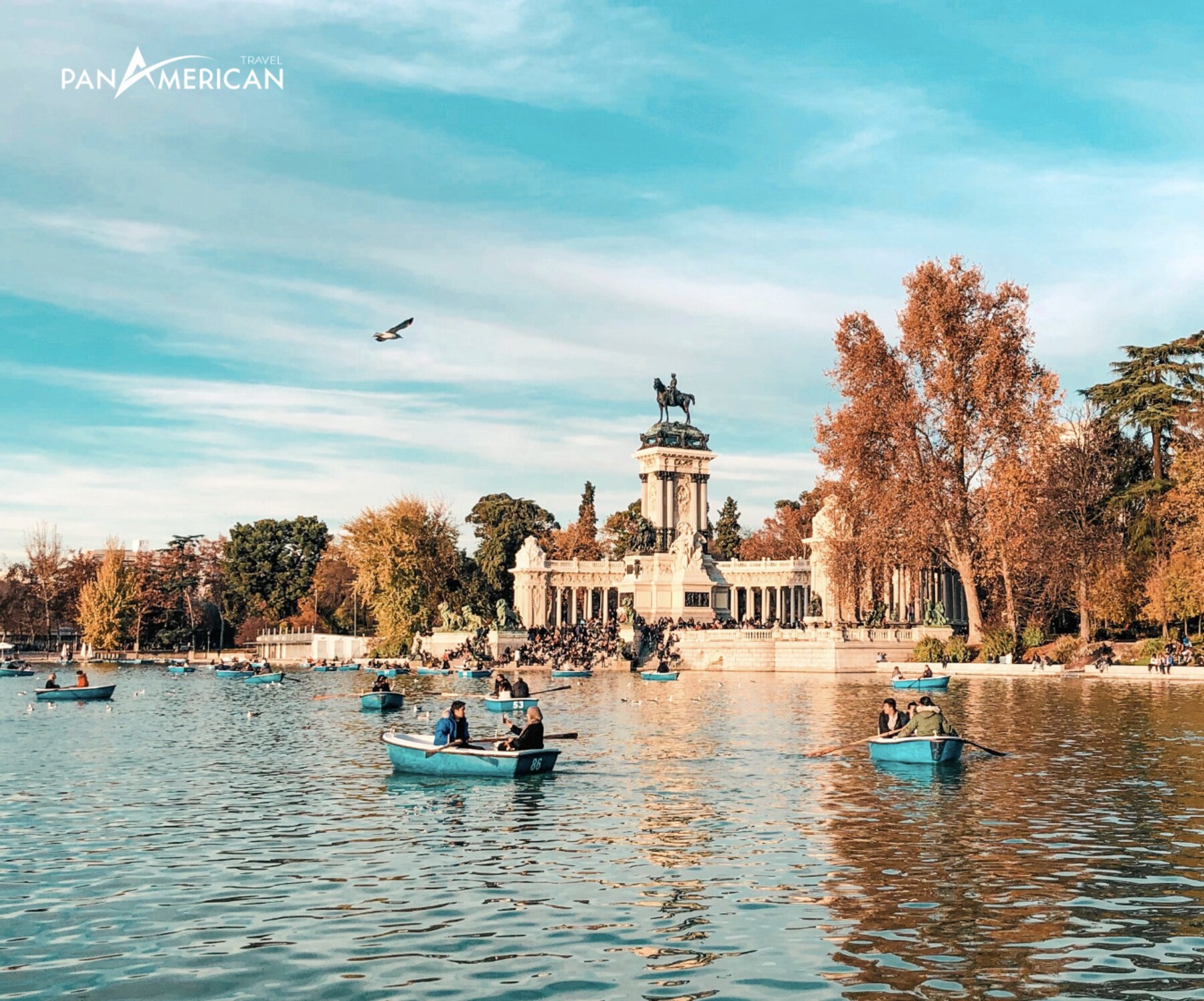 Du khách đi thuyền vãn cảnh trên hồ ở Công viên Madrid Retiro