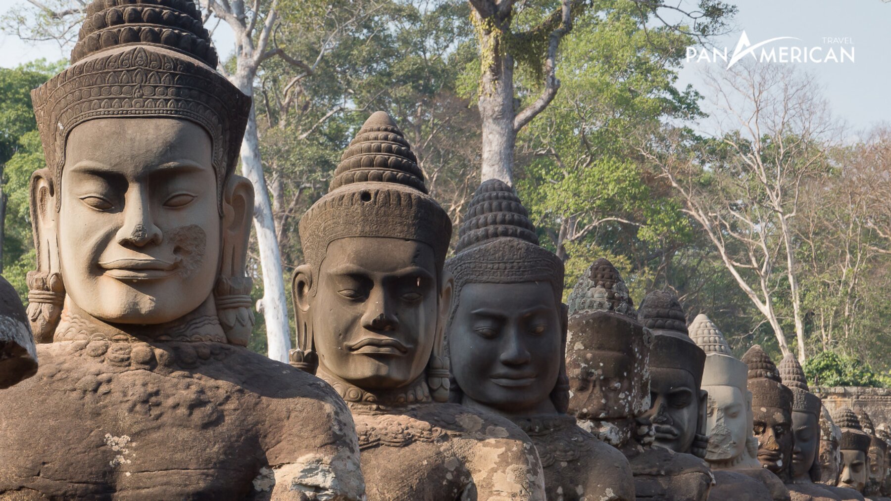 Các tượng Phật bên ngoài đền