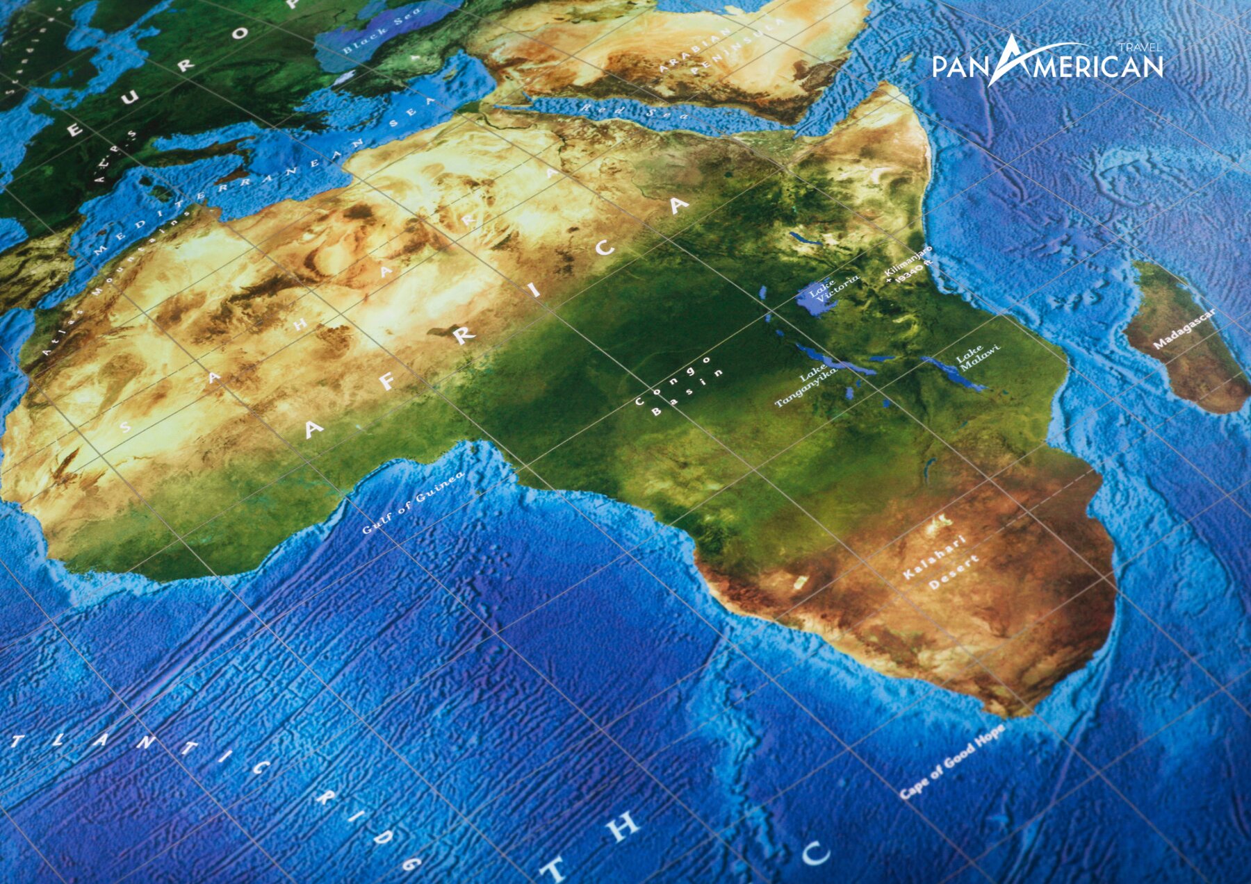 Châu Phi nằm ở giữa chí tuyến Bắc và chí tuyến Nam có khí hậu nóng quanh năm. 