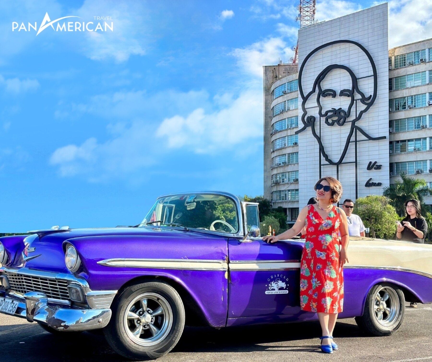 Khách hàng Pan American Travel check in trên những chiếc xe cổ tại thủ đô Havana