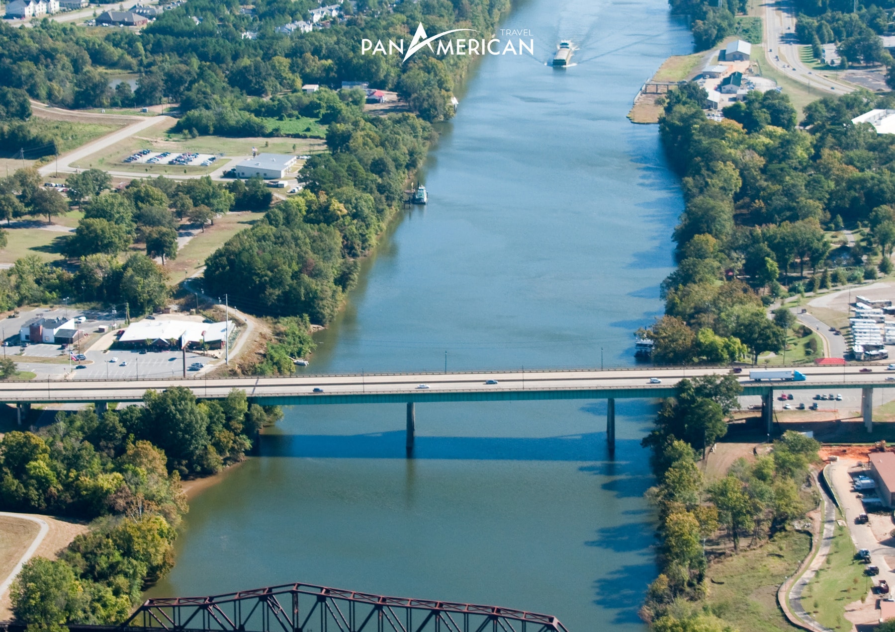 Sông Black Warrior chảy qua Tuscaloosa, Alabama vào một ngày mùa thu Sông Black Warrior chảy qua Tuscaloosa, Alabama vào một ngày mùa thu