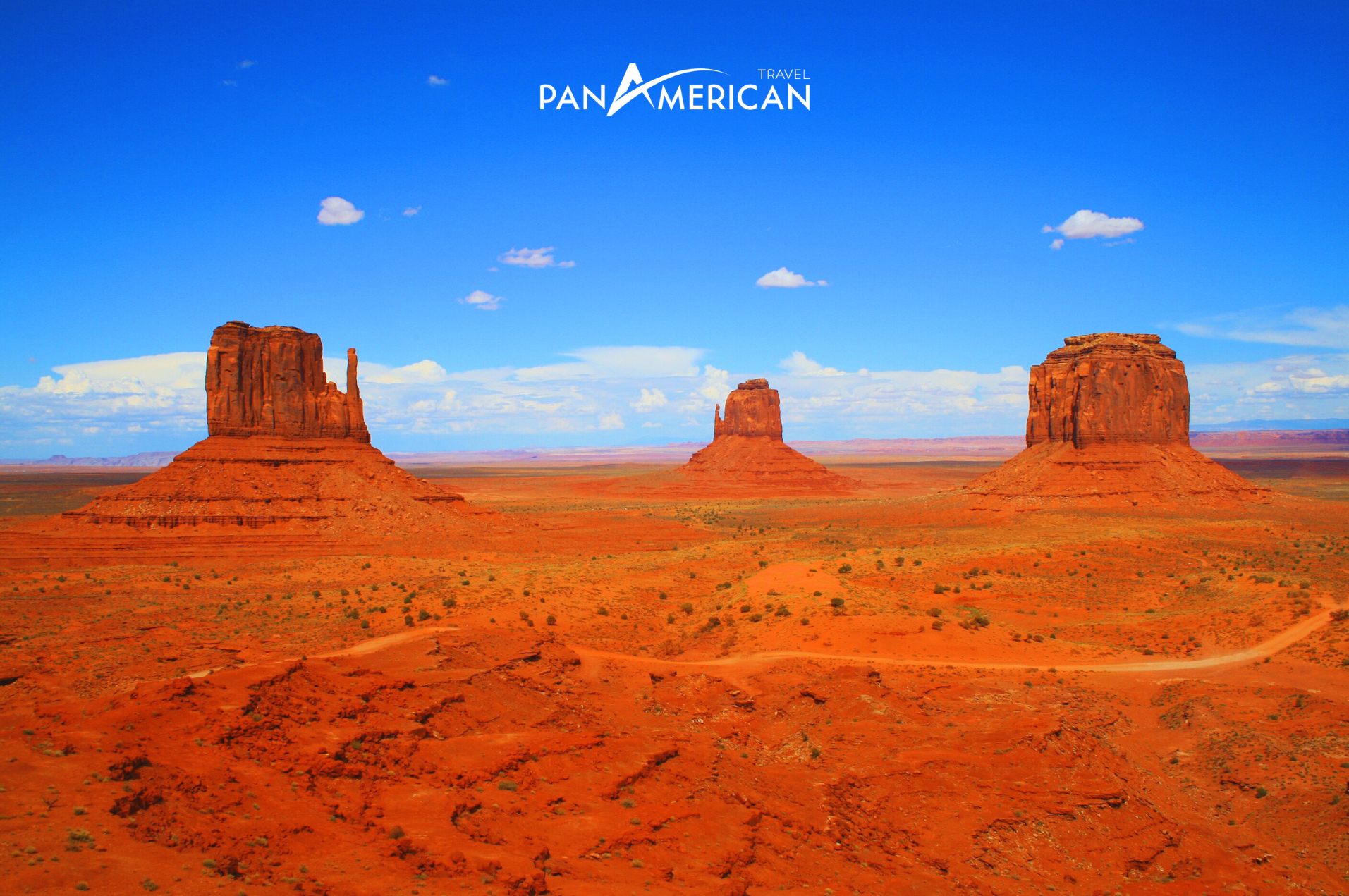 Sa mạc Utah rực rỡ trong nắng tại Monument Valley