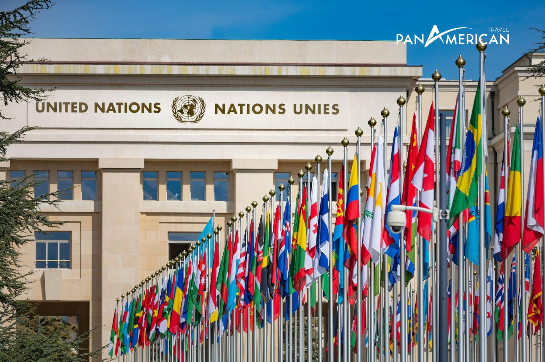 Những lá cờ các nước trên thế giới bay phấp phới trước cổng Trụ sở Liên Hiệp Quốc