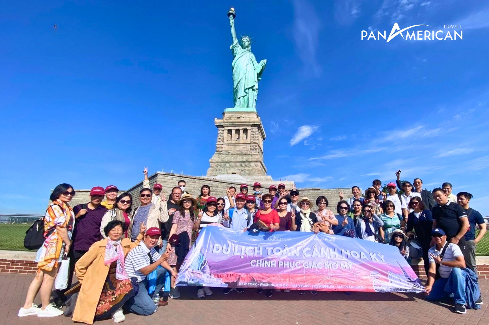 Khách hàng Pan American Travel check-in cùng bức tượng Nữ thần Tự do