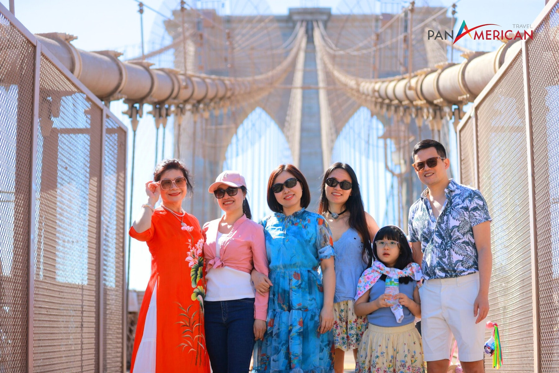 Dạo bước trên cầu Brooklyn cùng khách hàng của Pan American Travel